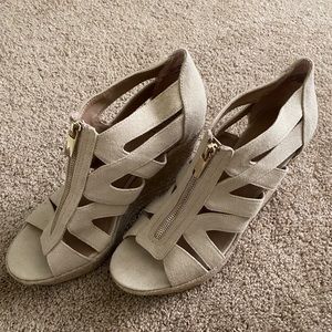 Nude/Tan wedges